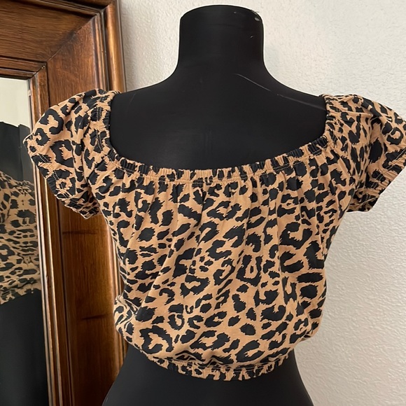 Hollister California Cheetah print,off the shoulder crop top, Size M - Picture 3 of 3
